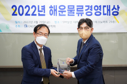 사진은 박기훈(오른쪽) SM상선 대표이사가 지난달 29일 서울 광진구 SM상선 사옥에서 최용석(왼쪽) 한국해운물류학회 회장으로부터 해운물류경영대상 상패를 수여받고 기념촬영을 하고 있는 모습. <SM상선 제공>